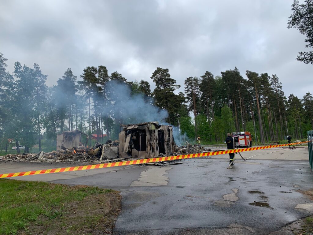 Den nedbrunna klubbstuga morgonen 4 juni 2022