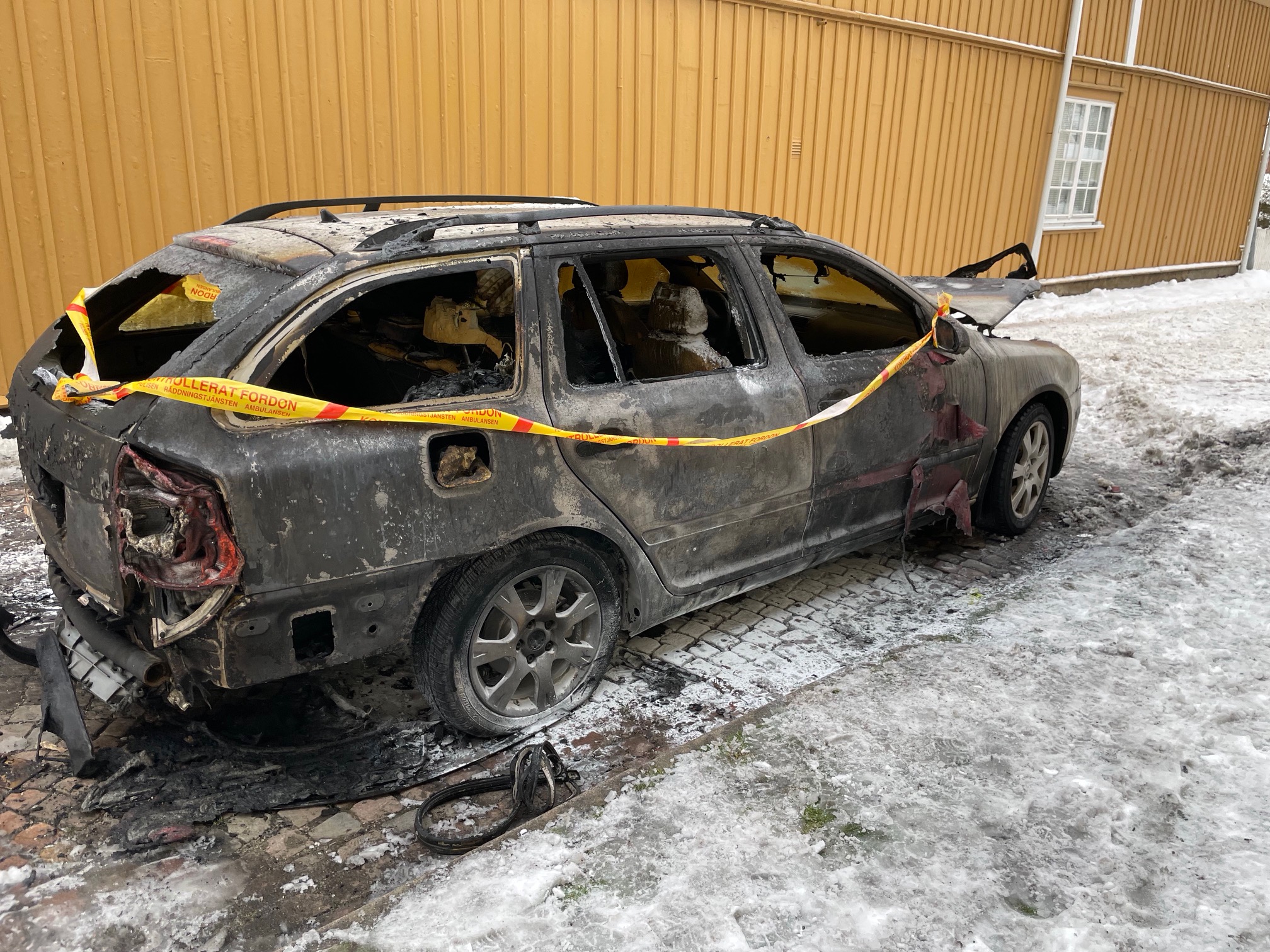Ny bilbrand i Skara i natt, polisen ber eventuella vittnen om uppgifter