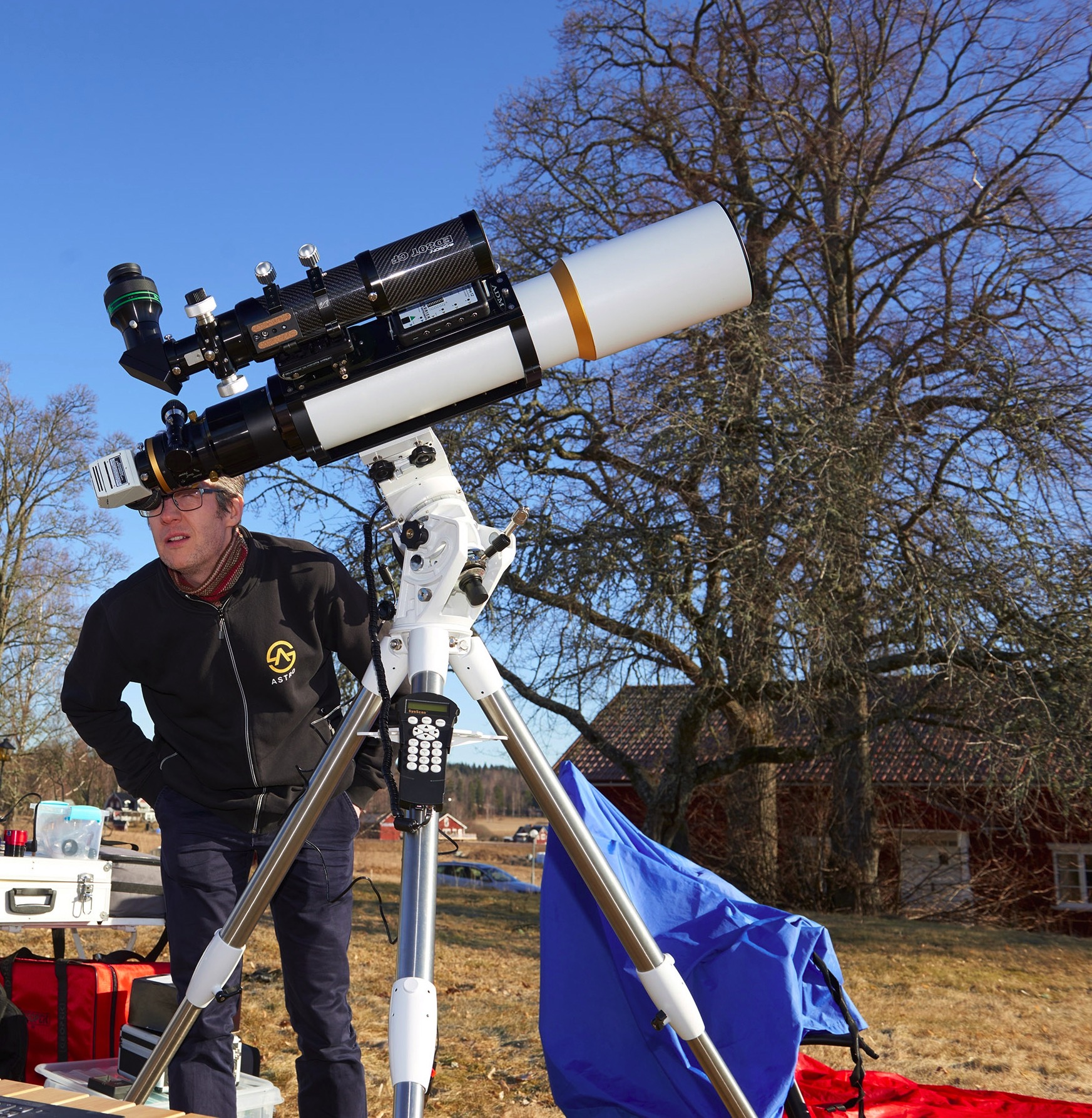 Astronom Gunnar Sporrong hjälper Skara rikta blicken mot skyarna och internationella rymdstationen