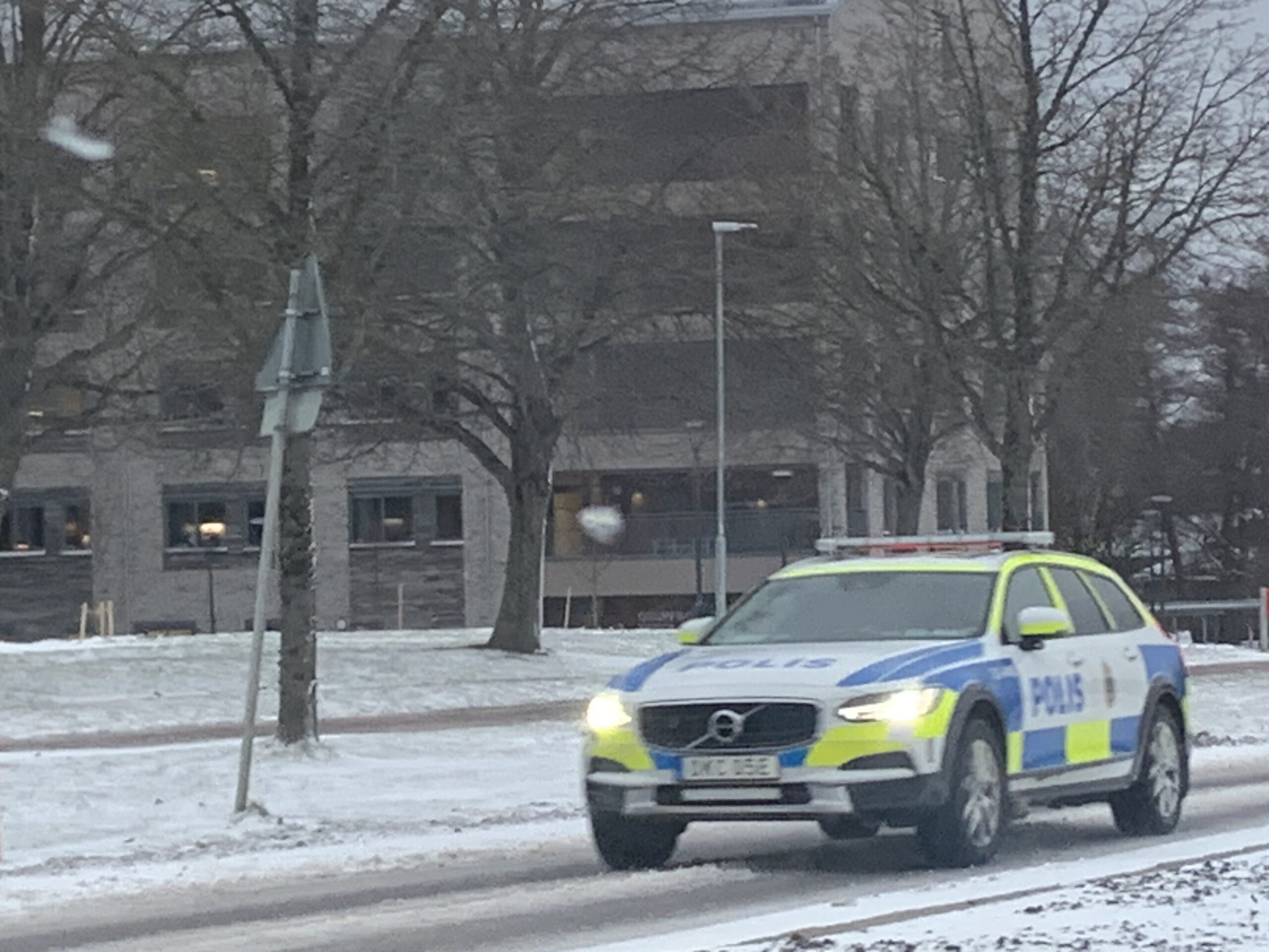 Polis ingrep mot beväpnad kvinna i Skara