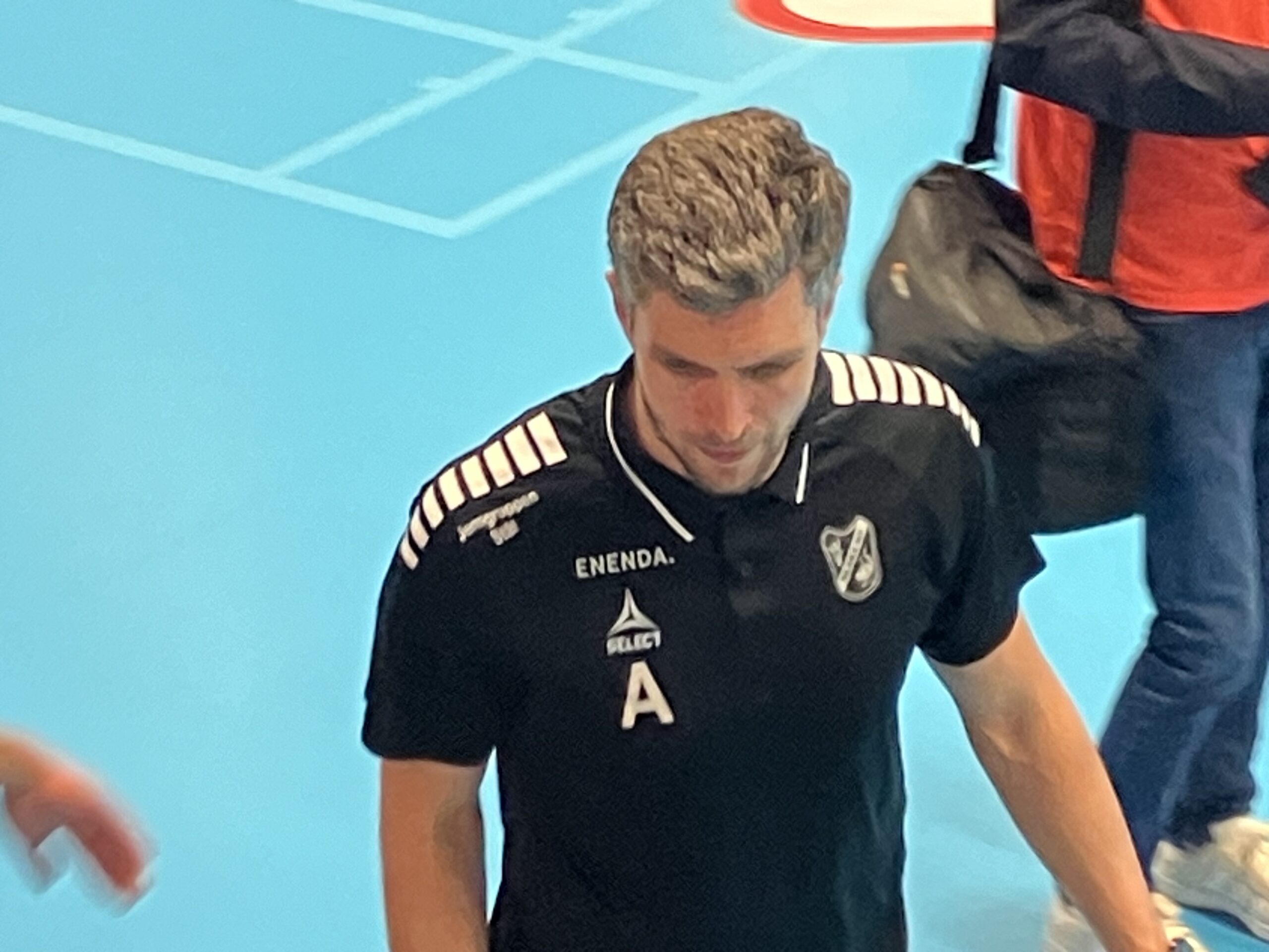 Skara HF vann första matchen rättvist inför en kokande hemmaarena.
