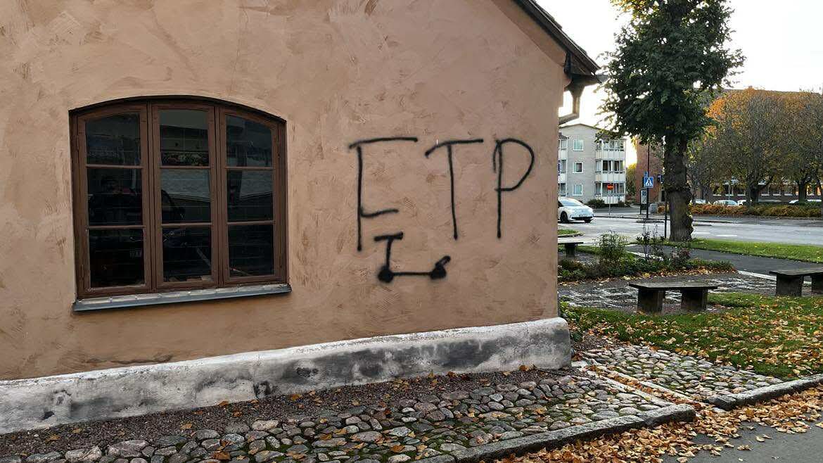 Klotterattack i Skara – budskap riktade mot polisen
