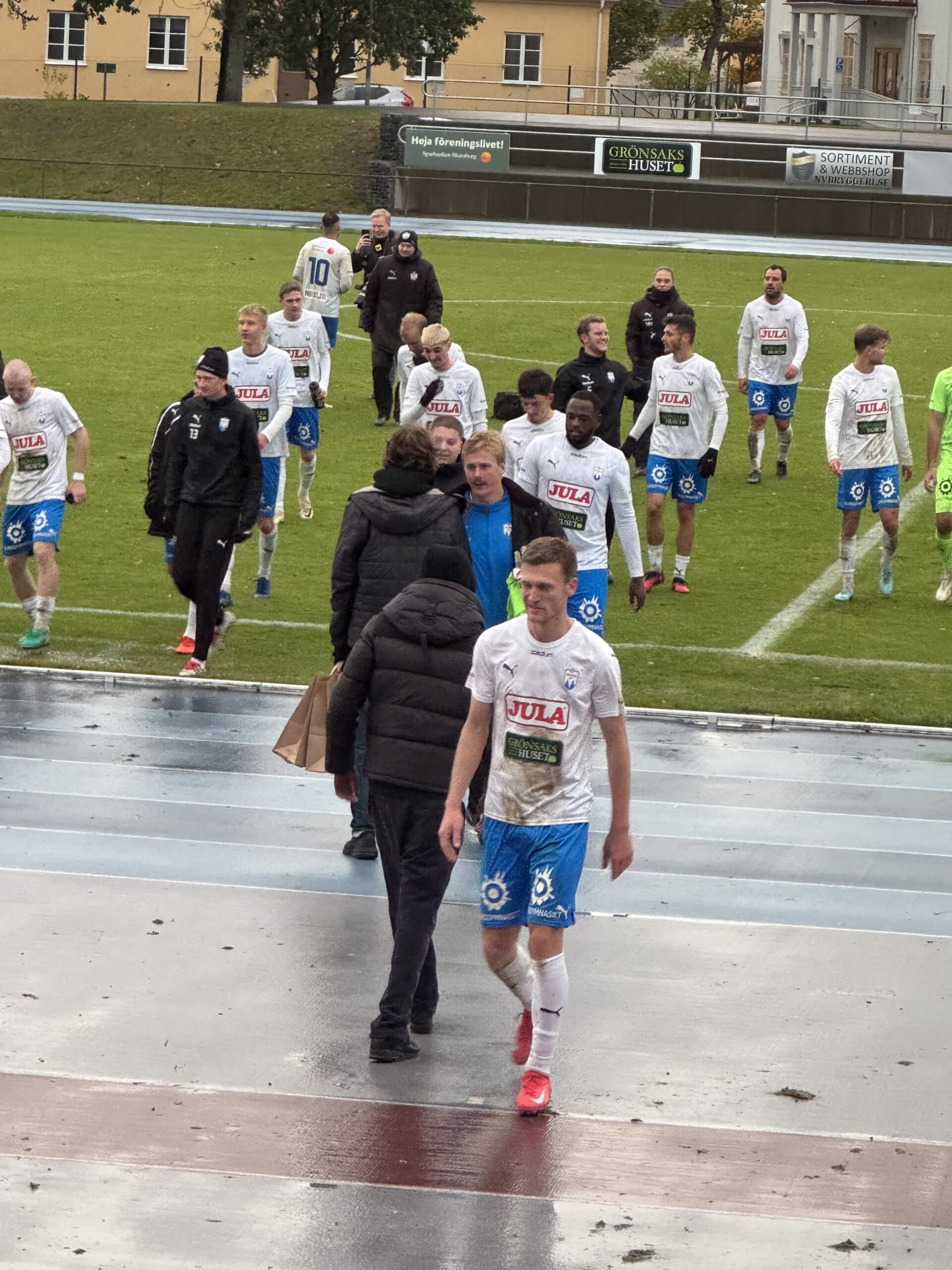 Skara FC kämpade hem tre tunga poäng i höststormen.